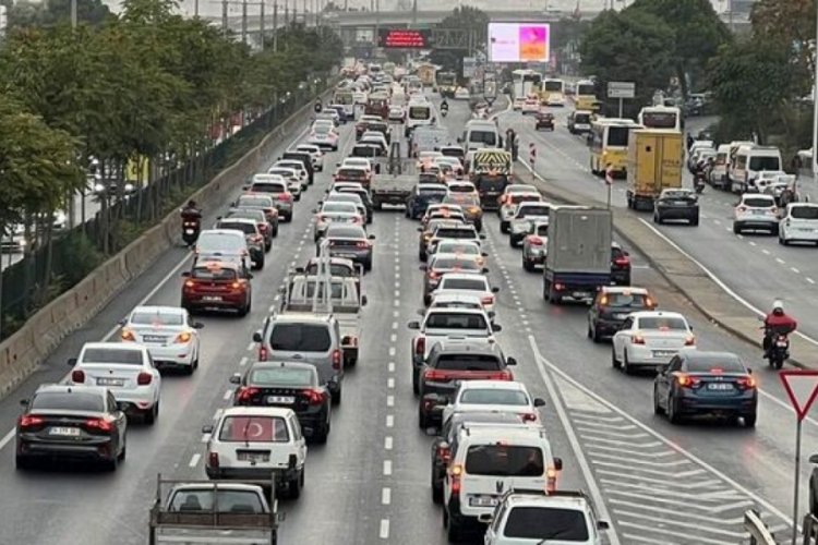 İstanbul'da haftanın ilk g&uuml;n&uuml; trafik yoğunluğu yaşandı