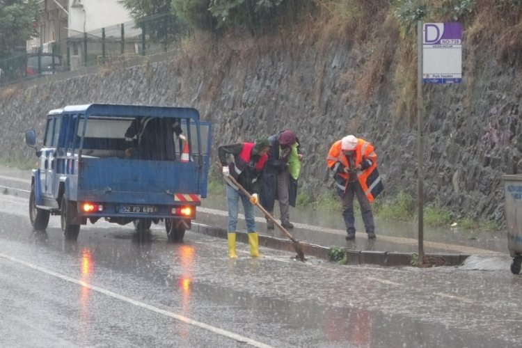 Ordu'da sağanak, s&uuml;r&uuml;c&uuml;lere ve vatandaşlara zor anlar yaşattı