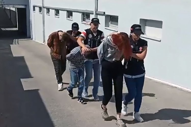 Adana'da uyuşturucu operasyonunda ş&uuml;pheliler su&ccedil;&uuml;st&uuml; yakalandı!