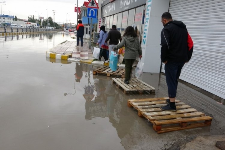 Van'da ev ve işyerlerini su bastı