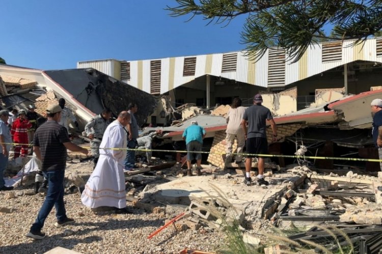 Meksika'da kilise &ccedil;atısı &ccedil;&ouml;kt&uuml;!
