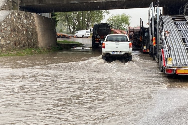 Alt ge&ccedil;idi su bastı, polis kontroll&uuml; ge&ccedil;işleri sağladı