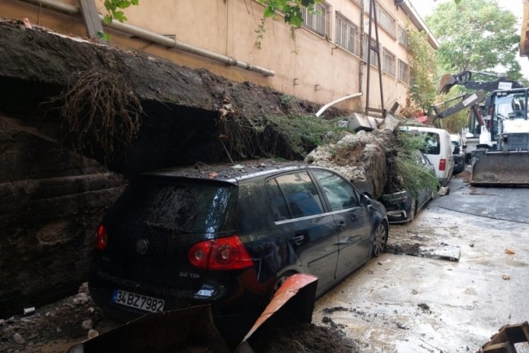 İstanbul'da istinat duvarı &ccedil;&ouml;kt&uuml;: 4 ara&ccedil; hasar g&ouml;rd&uuml;
