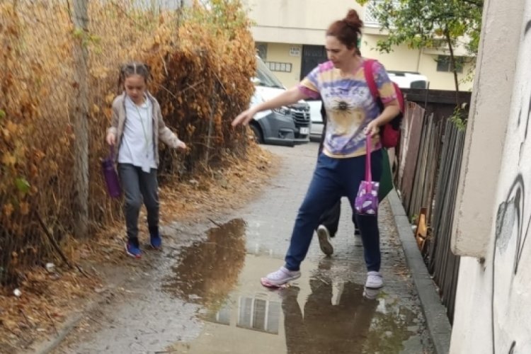 Bursa'da okul yolunda zorlu y&uuml;r&uuml;y&uuml;ş!