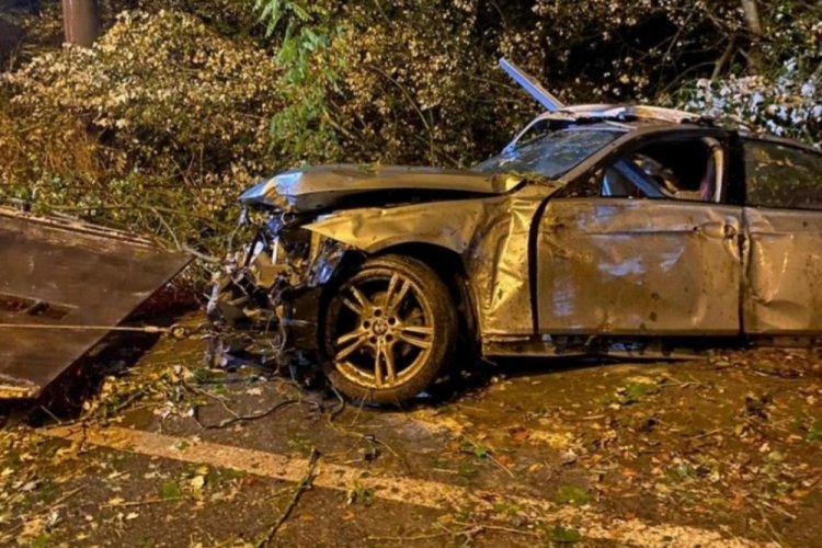 Bursa'da otomobil ağa&ccedil;lara &ccedil;arparak durabildi! 2 yaralı