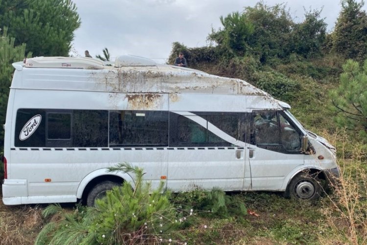 Karab&uuml;k'te iş&ccedil;i servisi şarampole yuvarlandı! 1 yaralı