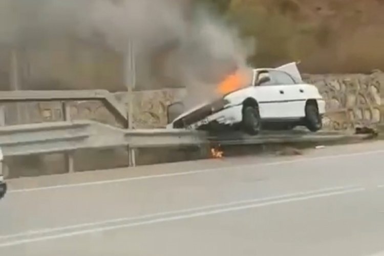 Bursa'da bariyerlere &ccedil;arpan otomobil alev alev yandı