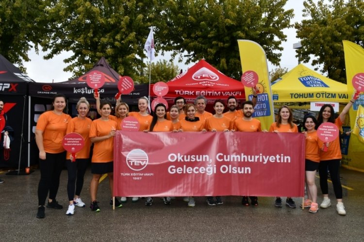 Bursa'da  'Kız &ccedil;ocukları okusun, Cumhuriyetin geleceği olsun!' mottosuyla koştular