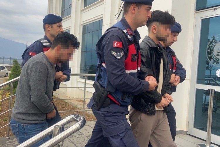 Bursa'da minib&uuml;s bekleyen şahsın &ouml;l&uuml;m&uuml;ne sebep olan s&uuml;r&uuml;c&uuml; ve abisi adliyede