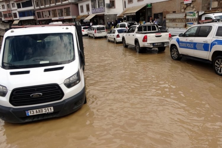 Bitlis'te şiddetli sel felaketi: 4 kişi kurtarıldı
