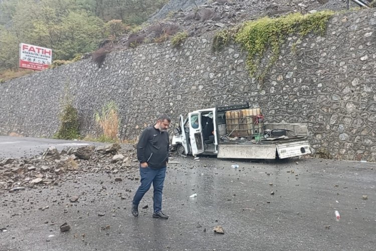 Zonguldak'ta sağanak sebebiyle kopan kayalar kamyonetin &uuml;zerine d&uuml;şt&uuml;!
