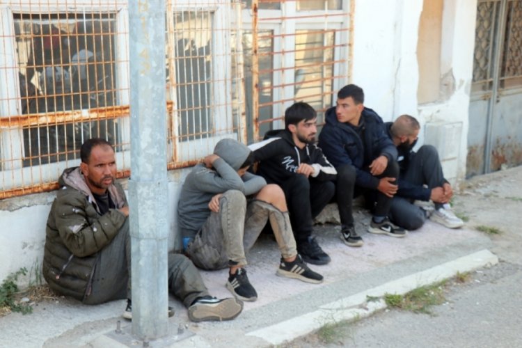 Edirne'de polisten ka&ccedil;an ara&ccedil; duvara &ccedil;arptı: 5 g&ouml;&ccedil;men yakalandı