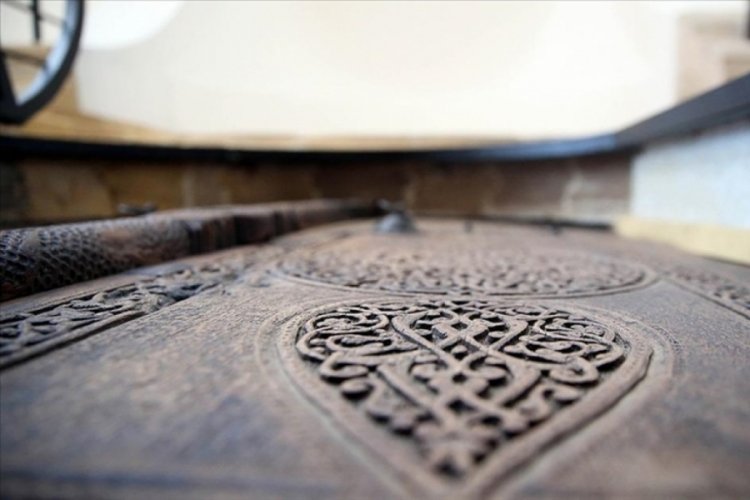 Kastamonu İbn-i Neccar Camii'nin 666 yıllık kapısı el işlemeleriyle dikkati &ccedil;ekiyor