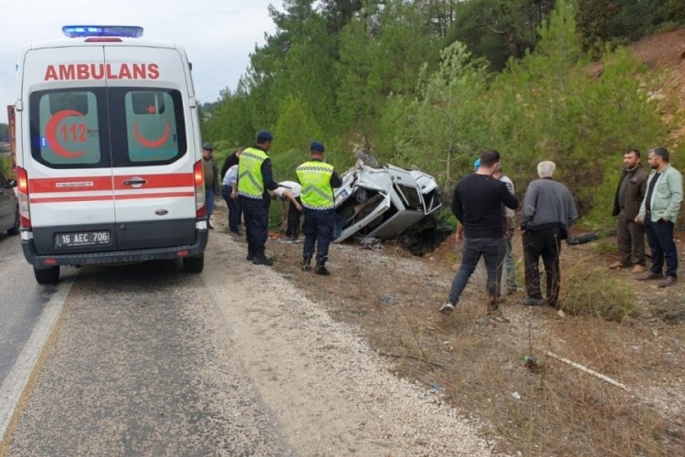 Bursa'da direksiyon başında uyuyakaldı! Ağa&ccedil;lara &ccedil;arpıp takla attı