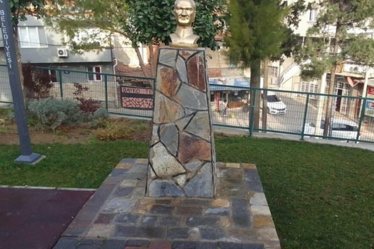 Atat&uuml;rk b&uuml;st&uuml;ne saldırı: Konak Belediye Başkanı kınadı
