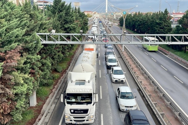 Kocaeli'de 7 aracın karıştığı zincirleme trafik kazası ulaşımı aksattı