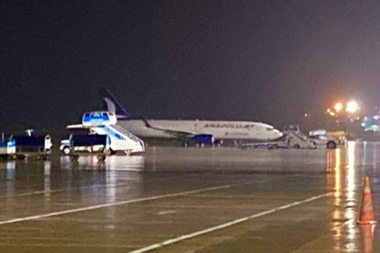 Ankara'dan Rize'ye gelen u&ccedil;ak, yıldırım isabet edince Trabzon'a mecburi iniş yaptı