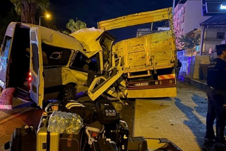 Minib&uuml;s park halindeki kamyona ok gibi saplandı: 2 &ouml;l&uuml;, 9 yaralı