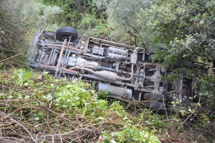 Kocaeli'de kamyon şarampole devrildi! 1 yaralı