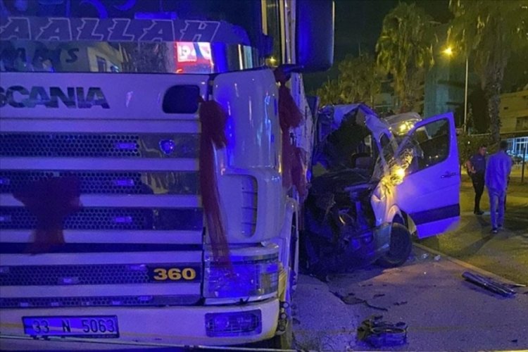 Antalya'da korkun&ccedil; kaza! Tur minib&uuml;s&uuml; kamyona &ccedil;arptı 1 turist &ouml;ld&uuml;, 11 kişi  yaralandı