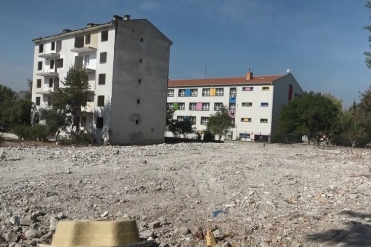 Bursa'da &ouml;ğrenciler bir aydır elektrik olmadan ders g&ouml;r&uuml;yor