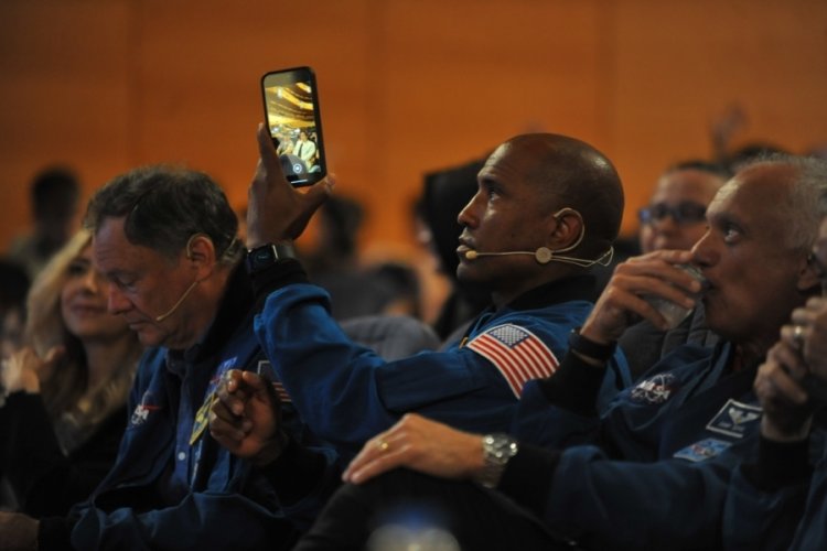 Amerikalı astronot Glover: D&uuml;nyayı k&uuml;&ccedil;&uuml;k bir şekilde uzaktan g&ouml;rmek beni &ccedil;ok etkiledi