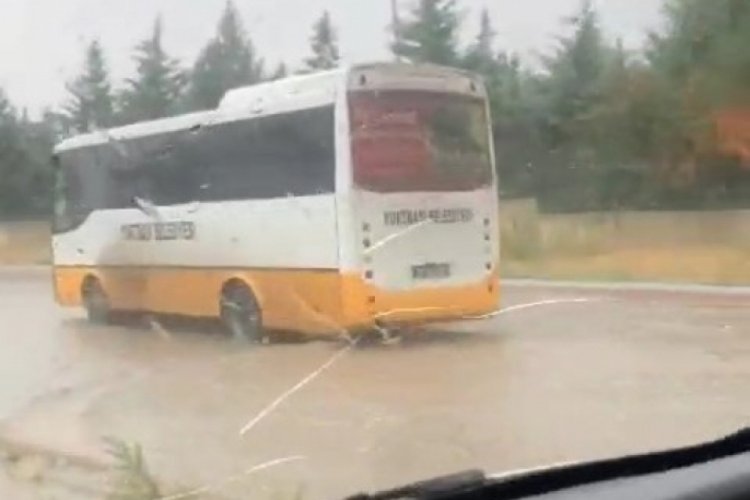 Halk otob&uuml;s&uuml; yağmur suyunda mahsur kaldı