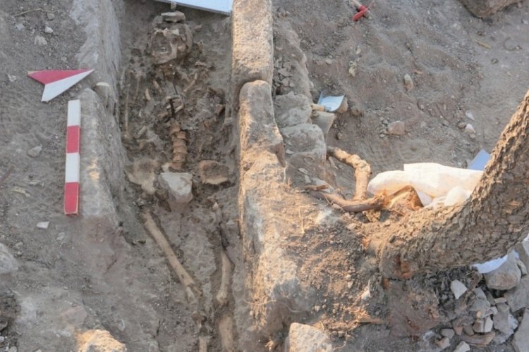 2 bin 400 yıl sonra iskeletlerden &ccedil;ıkan ger&ccedil;ek...