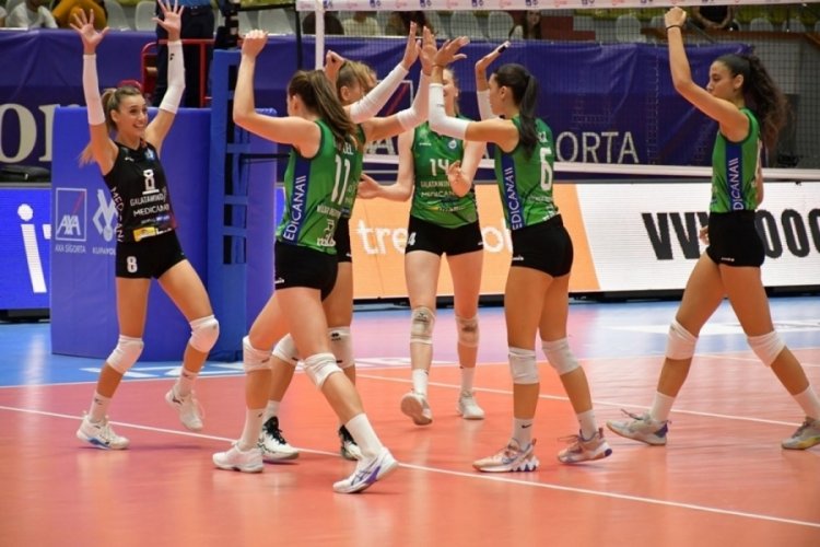 Nil&uuml;fer Belediyespor Kadın Voleybol Takımı &ccedil;eyrek finale y&uuml;kseldi