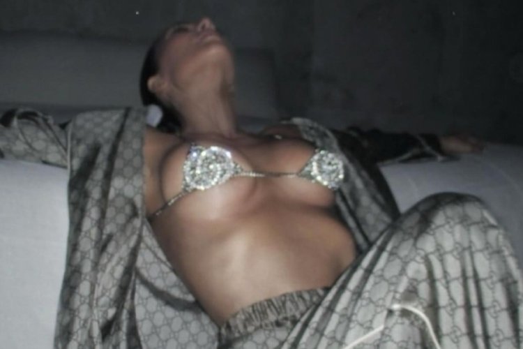 Kim Kardashian, g&ouml;ğ&uuml;slerini zor kapattı