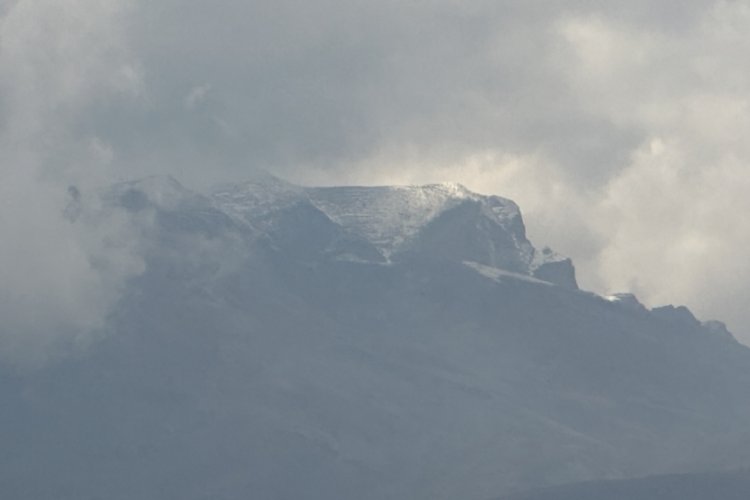 Y&uuml;ksekova'ya mevsimin ilk karı d&uuml;şt&uuml;