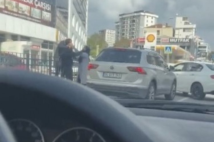 İstanbul'da cipin &ouml;n&uuml;n&uuml; kesip bı&ccedil;akla saldırdı