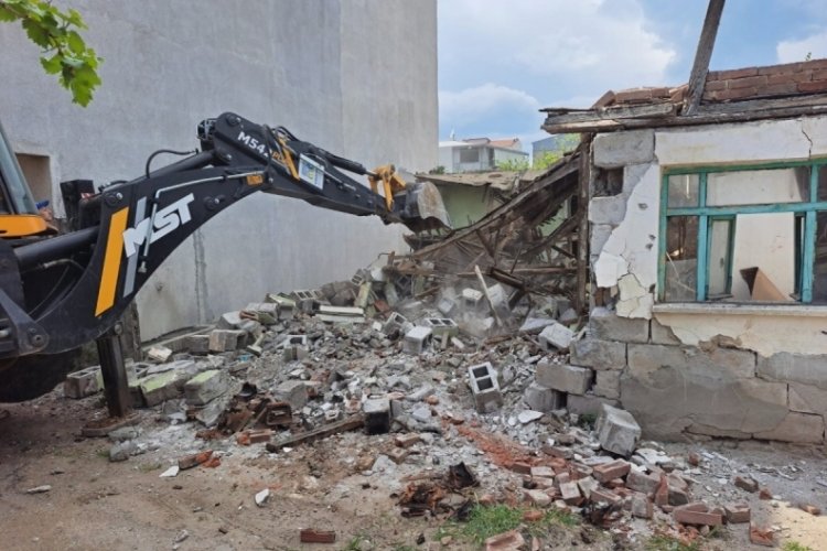 Bursa Karacabey'de, metruk binalar yıkılıyor