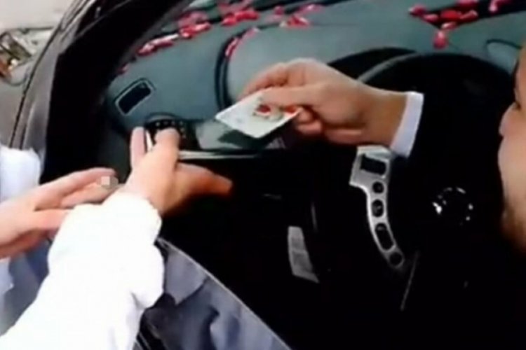 İstanbul'da damadın yolunu kesti! Pos makinasıyla bahşiş aldı...