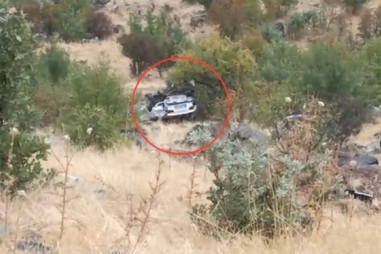 Metrelerce y&uuml;ksekten u&ccedil;uruma d&uuml;ş&uuml;p hurdaya d&ouml;nen otomobilden sağ &ccedil;ıktı