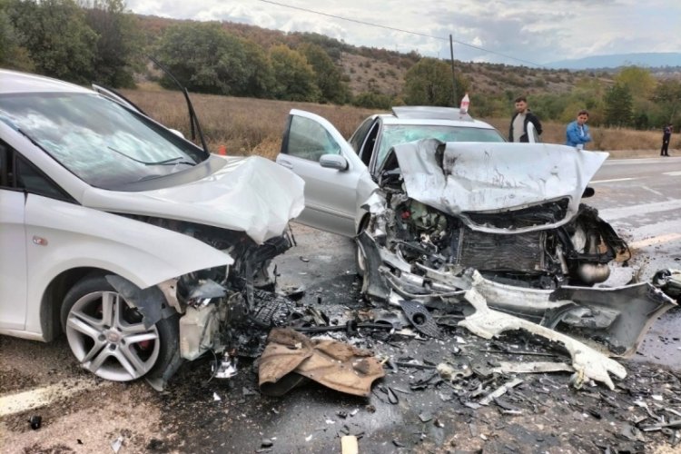 Karab&uuml;k'te  2 otomobilin &ccedil;arpıştığı kazada 4 kişi yaralandı