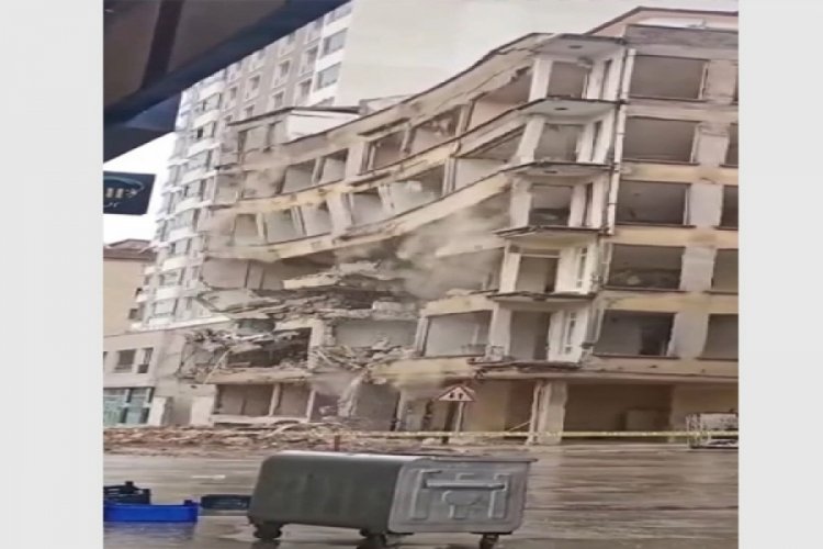 Elazığ'da kontroll&uuml; yıkım sırasında binanın bir kısmı &ccedil;&ouml;kt&uuml;