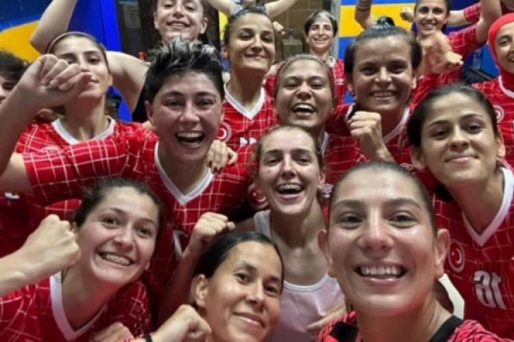 İşitme Engelli Kadın Futbol Milli Takımı yarı finale y&uuml;kseldi