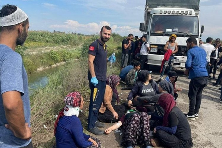 Mersin'de iş&ccedil;ileri taşıyan minib&uuml;s kanala devrildi!
