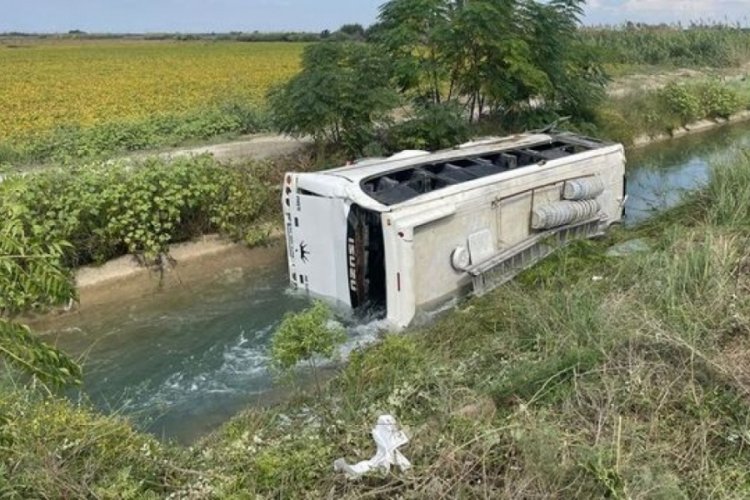 Mersin'de midib&uuml;s kanala devrildi: 3'&uuml; ağır 10 tarım iş&ccedil;isi yaralı
