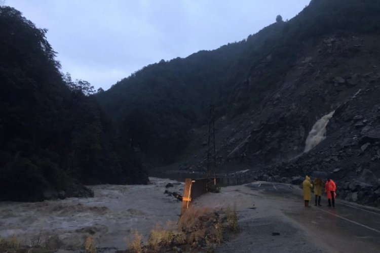 Artvin'de şiddetli yağış sonrasında dereler taştı, k&ouml;y yolları ulaşıma kapandı