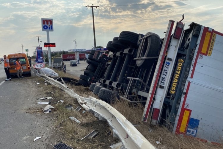 Tekirdağ'da virajı alamayan tır şarampole devrildi!
