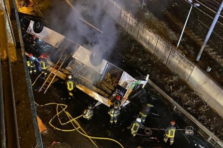 İtalya'da otob&uuml;s kazası: 20 &ouml;l&uuml;