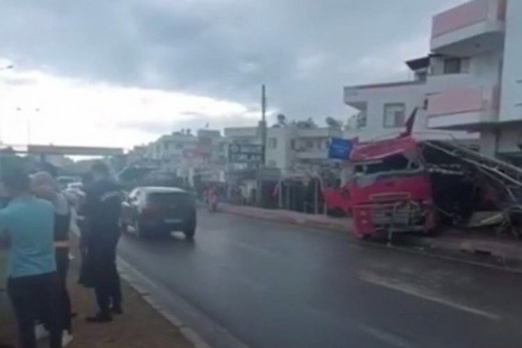 Mersin'de kontrolden &ccedil;ıkan tır mağazaya daldı: 7 yaralı