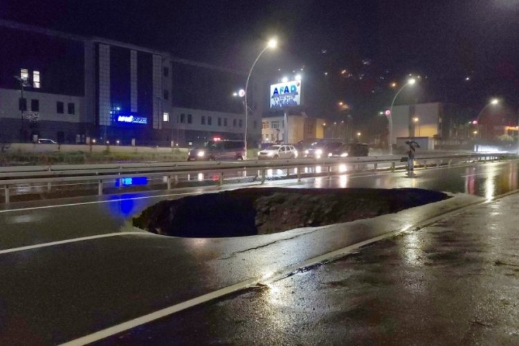 Rize'de şiddetli yağışlar sonrası yol &ccedil;&ouml;kt&uuml;
