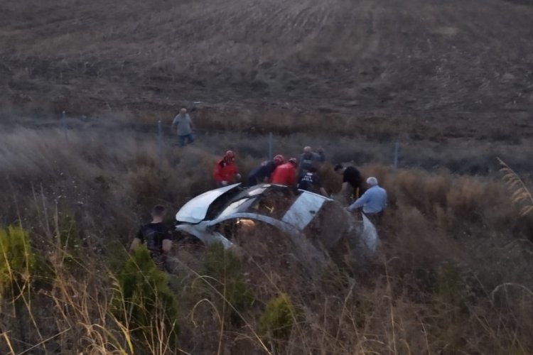 İstanbul-İzmir Otoyolu'nda otomobil şarampole devrildi! 4 yaralı