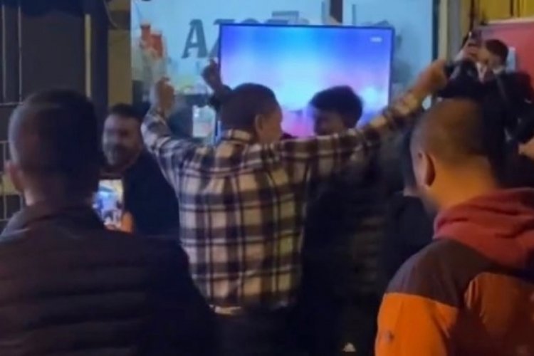 Galatasaray'ın galibiyetini g&ouml;bek atarak kutladılar