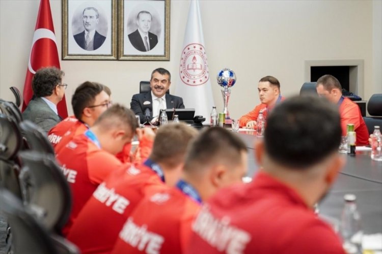 Down Sendromlu Futsal Milli Takımı, Milli Eğitim Bakanı Tekin'i ziyaret etti