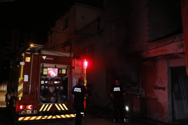Adana'da kundaklanan m&uuml;stakil ev kullanılamaz hale geldi