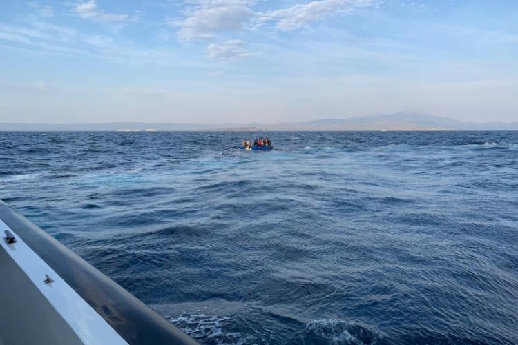 Ayvalık a&ccedil;ıklarında 21 d&uuml;zensiz g&ouml;&ccedil;men yakalandı